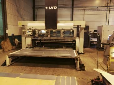 Prikaz  1 stroja LVD AXEL 3015 L sprijeda