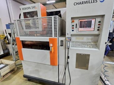 Prikaz  stroja CHARMILLES ROBOFIL 240 CC  sprijeda