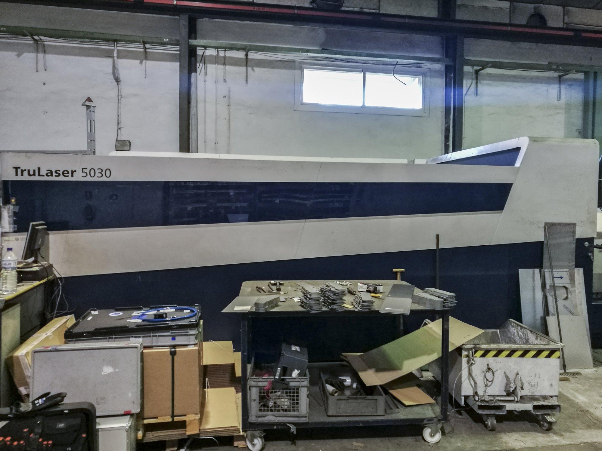 Prikaz desne strane  stroja Trumpf TruLaser 5030 fiber