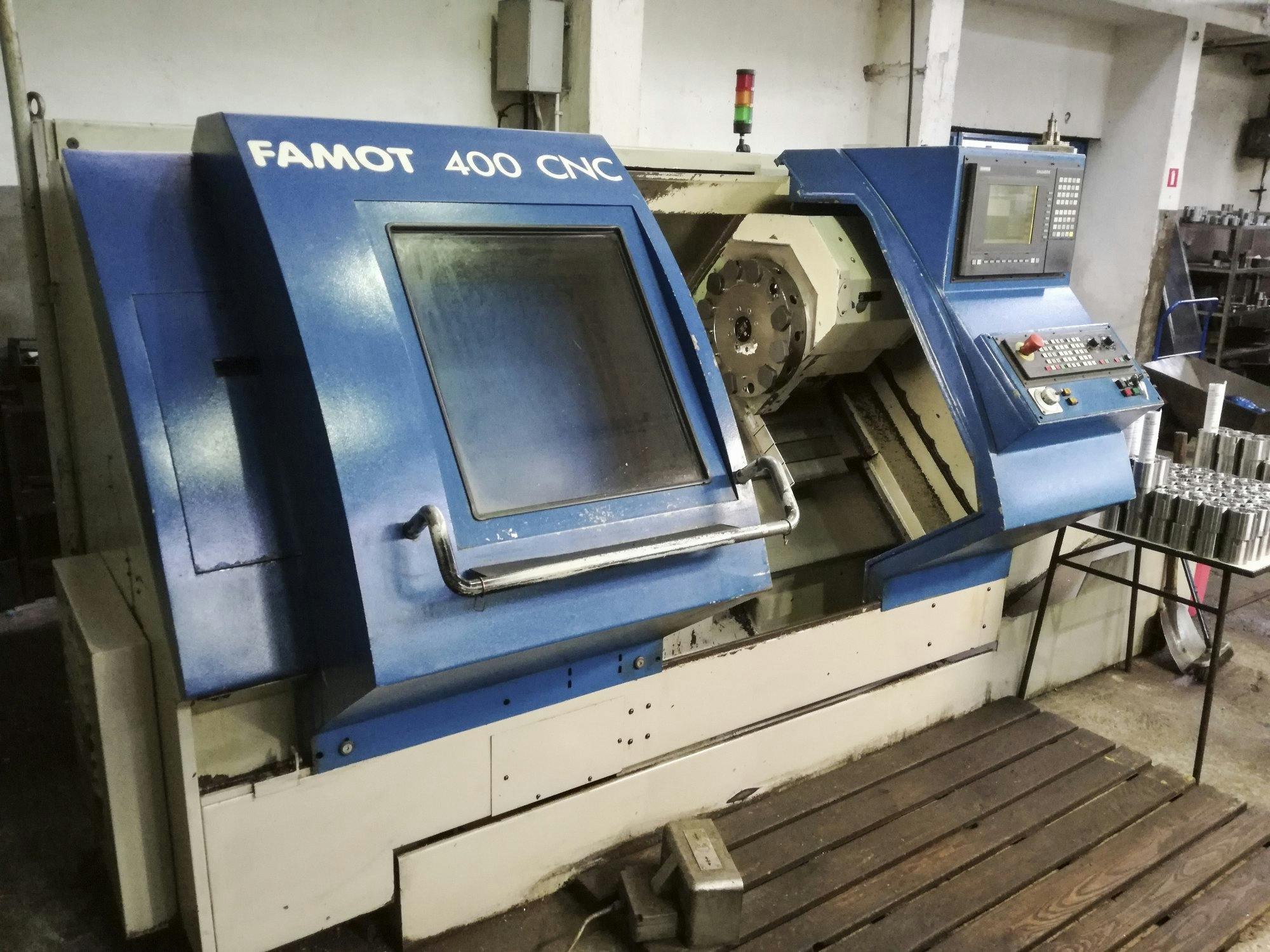 Prikaz stroja FAMOT CNC 400 slijeva