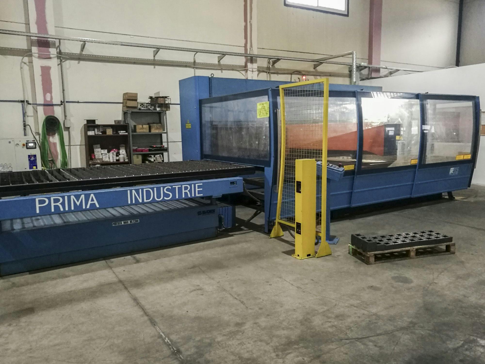 Prikaz desne strane  stroja Prima Power Platino 1530