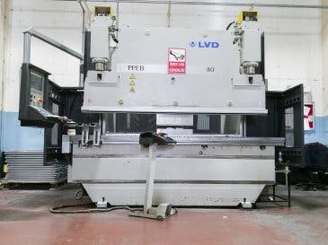 Prikaz  stroja LVD PPEB 80/25 sprijeda